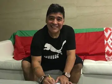 Maradona firma su contrato con el Dinamo Brest Maradona firma su contrato con el Dinamo Brest
