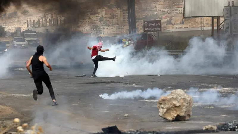 Manifestantes palestinos se enfrentan a soldados israel&iacute;es durante una protesta en el puesto de control de Huwwara, cerca de la ciudad cisjordana de Nabl&uacute;s (Palestina). 