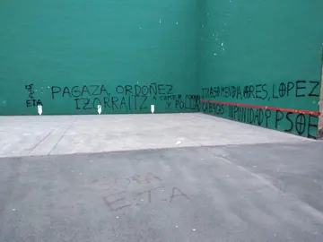 Aparecen en Hernani pintadas amenazantes contra víctimas y dirigentes del PSE Aparecen en Hernani pintadas amenazantes contra víctimas y dirigentes del PSE