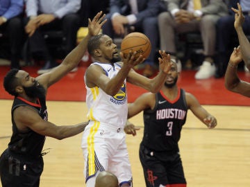 Kevin Durant, perseguido por James Harden