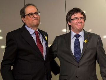 Carles Puigdemont y su sucesor, el recién elegido presidente de la Generalitat de Cataluña Quim Torra