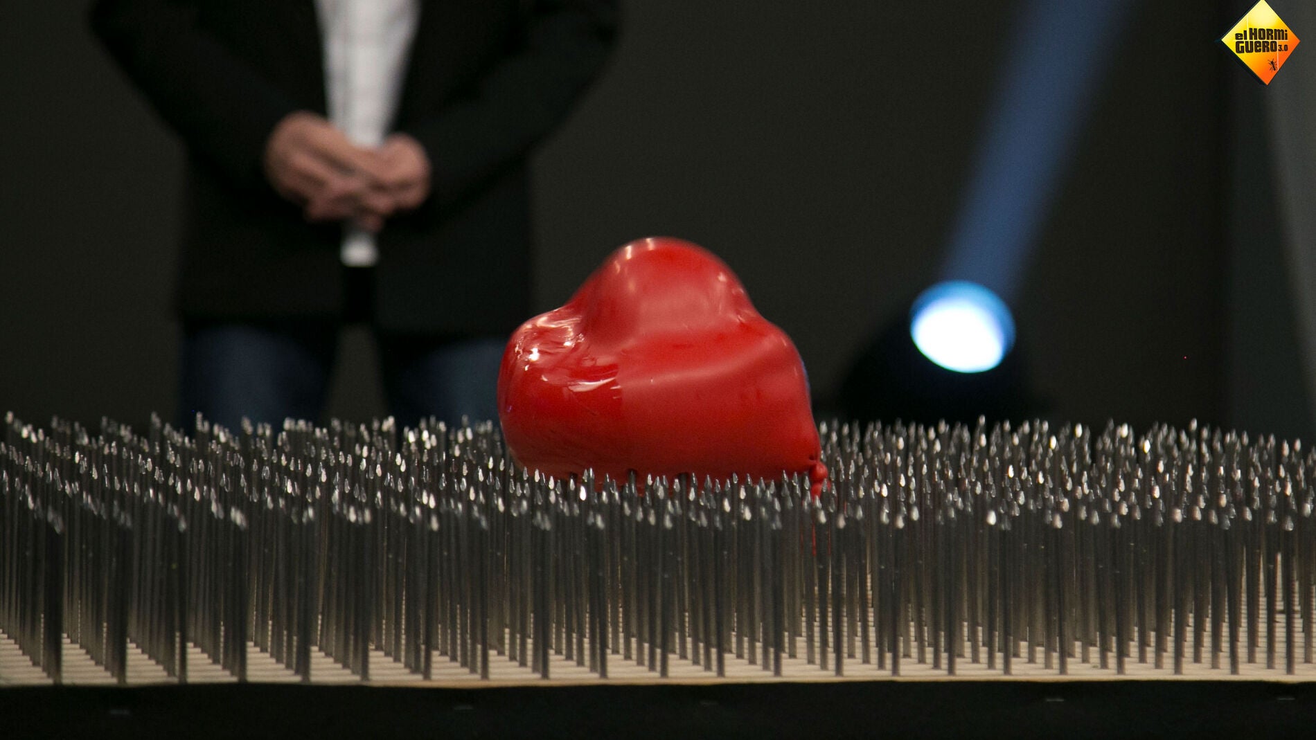 El complicado reto de Marron con un globo de agua y una cama de clavos