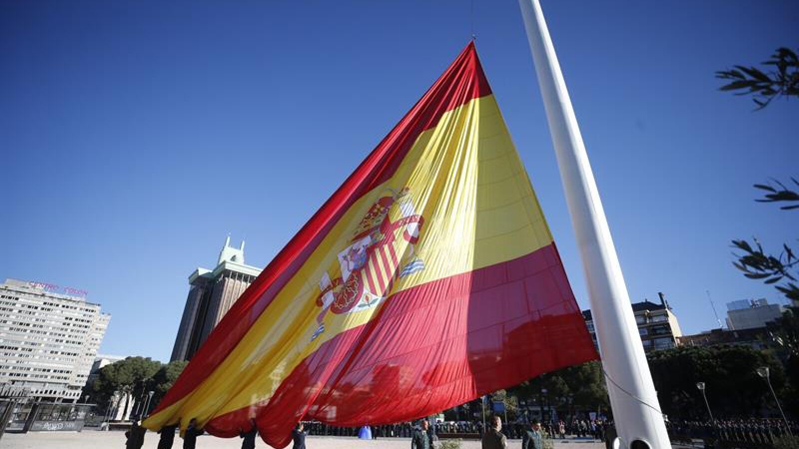 La plaza de Colón de Madrid acoge el izado solemne de bandera en honor a San Isidro