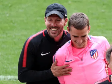 Simeone y Griezmann, sonrientes durante el entrenamiento Simeone y Griezmann, sonrientes durante el entrenamiento