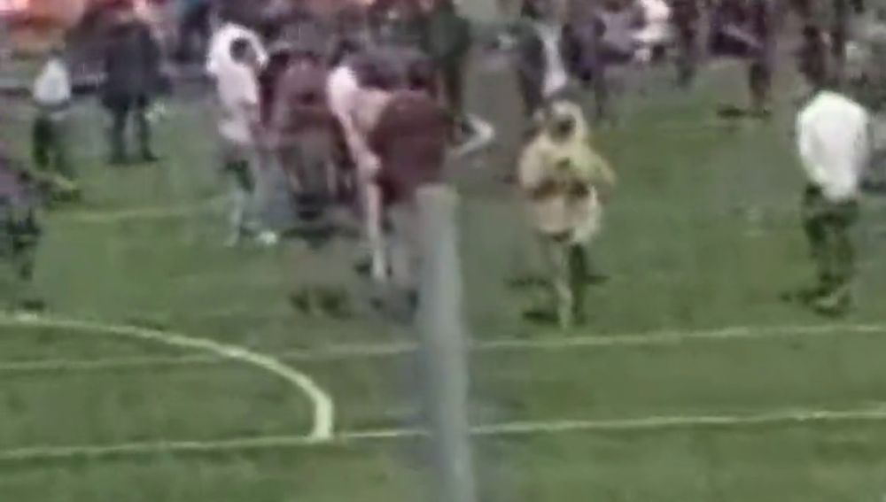 Once heridos leves al caer una grada de un campo de fútbol durante una entrevista a Iniesta