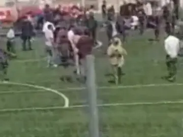 Once heridos leves al caer una grada de un campo de fútbol durante una entrevista a Iniesta Once heridos leves al caer una grada de un campo de fútbol durante una entrevista a Iniesta