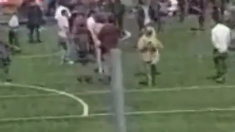 Once heridos leves al caer una grada de un campo de fútbol durante una entrevista a Iniesta Once heridos leves al caer una grada de un campo de fútbol durante una entrevista a Iniesta