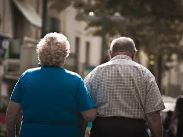 Imagen de archivo de una pareja de ancianos Imagen de archivo de una pareja de ancianos