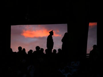 Un Policía vigila uno de los accesos al estadio Monumental de River Plate