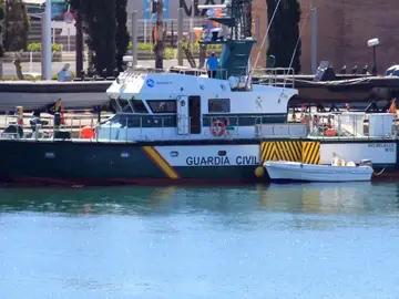 Embarcación en la que navegaban padre e hijo en la playa de Getares en Algeciras Embarcación en la que navegaban padre e hijo en la playa de Getares en Algeciras