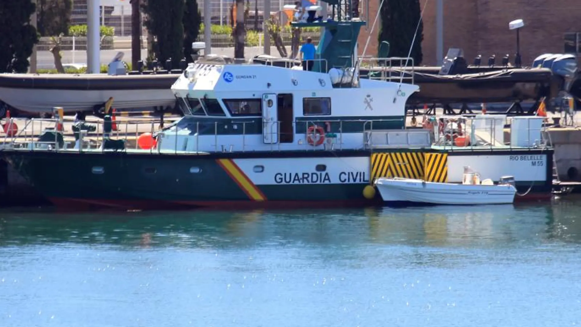 Embarcación en la que navegaban padre e hijo en la playa de Getares en Algeciras Embarcación en la que navegaban padre e hijo en la playa de Getares en Algeciras