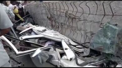 Al menos 16 personas mueren aplastadas por un puente en India
