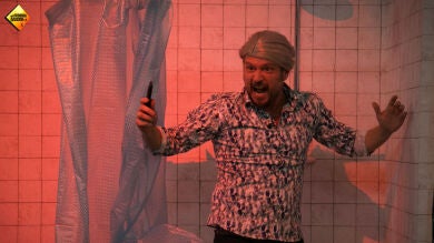El Monaguillo hace una demostración de su producto de Japón convirtiéndose en el protagonista de 'Psicosis'