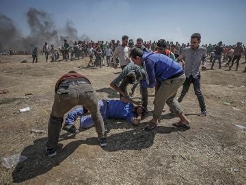 anifestantes palestinos tratan de ayudar a un herido durante enfrentamientos 