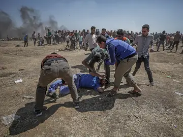 anifestantes palestinos tratan de ayudar a un herido durante enfrentamientos anifestantes palestinos tratan de ayudar a un herido durante enfrentamientos