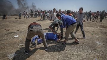 anifestantes palestinos tratan de ayudar a un herido durante enfrentamientos 