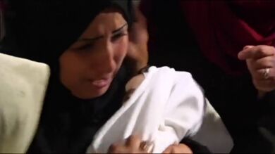 La imagen de las protestas en Gaza: una madre llora la muerte de su hijo, un bebé de 8 meses, gaseado