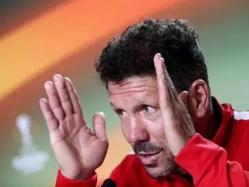 Simeone gesticula durante la rueda de prensa Simeone gesticula durante la rueda de prensa