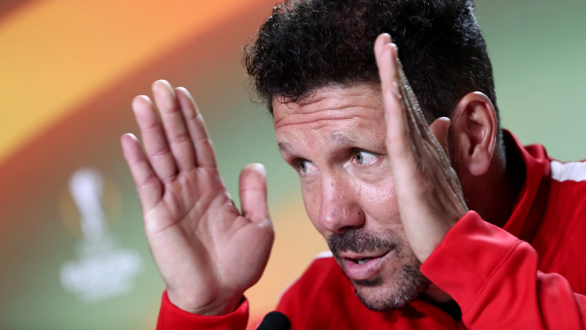 Simeone gesticula durante la rueda de prensa Simeone gesticula durante la rueda de prensa