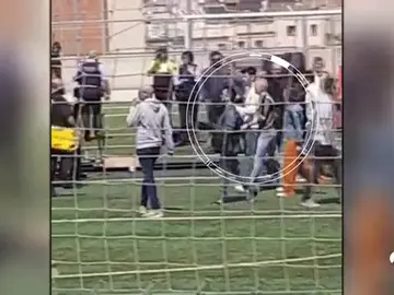 El mensaje de Iniesta a los heridos al derrumbarse una grada: "Espero que se recuperen lo antes posible" El mensaje de Iniesta a los heridos al derrumbarse una grada: "Espero que se recuperen lo antes posible"