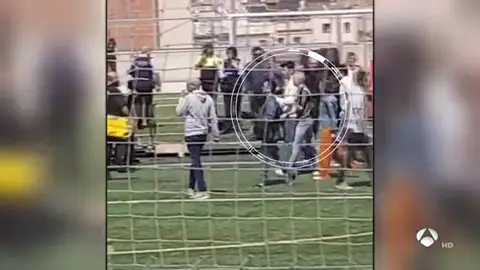 El mensaje de Iniesta a los heridos al derrumbarse una grada: "Espero que se recuperen lo antes posible" El mensaje de Iniesta a los heridos al derrumbarse una grada: "Espero que se recuperen lo antes posible"