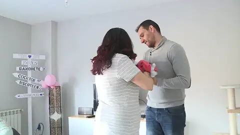 Un pareja con su hijo recién nacido Un pareja con su hijo recién nacido