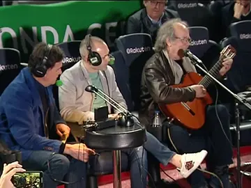 Serrat dedica a Iniesta 'Aquellas pequeñas cosas' en el Camp Nou Serrat dedica a Iniesta 'Aquellas pequeñas cosas' en el Camp Nou