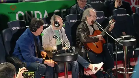 Serrat dedica a Iniesta 'Aquellas pequeñas cosas' en el Camp Nou Serrat dedica a Iniesta 'Aquellas pequeñas cosas' en el Camp Nou