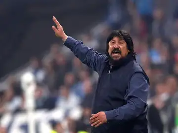 German, el 'Mono' Burgos da ordenes a sus jugadores desde el banquillo German, el 'Mono' Burgos da ordenes a sus jugadores desde el banquillo