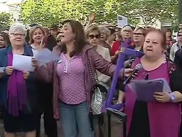 El movimiento feminista vuelve a tomar las calles para reclamar que se cumpla el presupuesto contra la violencia de género El movimiento feminista vuelve a tomar las calles para reclamar que se cumpla el presupuesto contra la violencia de género