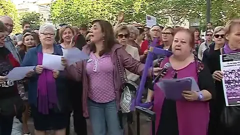 El movimiento feminista vuelve a tomar las calles para reclamar que se cumpla el presupuesto contra la violencia de género El movimiento feminista vuelve a tomar las calles para reclamar que se cumpla el presupuesto contra la violencia de género