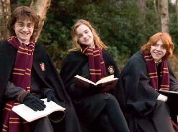 Harry, Hermione y Ron estudiando en Hogwarts