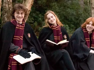 Harry, Hermione y Ron estudiando en Hogwarts Harry, Hermione y Ron estudiando en Hogwarts