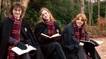 Harry, Hermione y Ron estudiando en Hogwarts