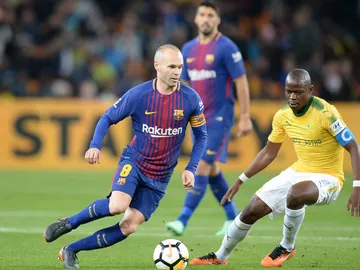 Iniesta regatea a Hlompho Kekana, del Sundowns Iniesta regatea a Hlompho Kekana, del Sundowns