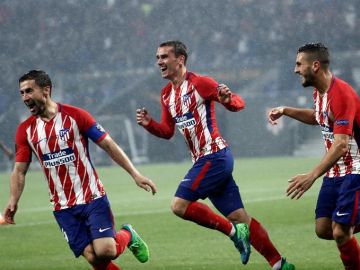 Los jugadores del Atlético de Madrid celebran el segundo gol de Griezmann