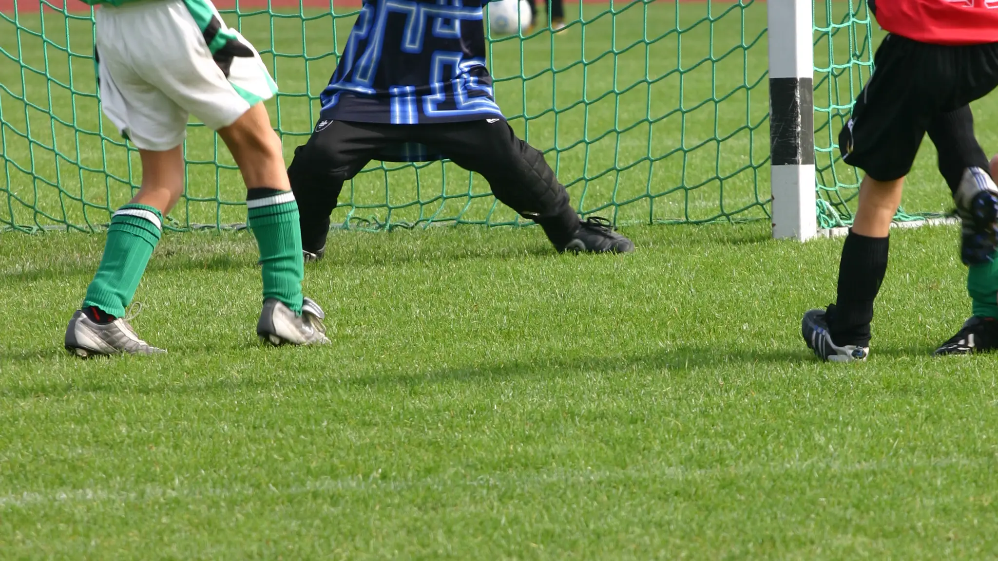 Ni&ntilde;os jugando a f&uacute;tbol