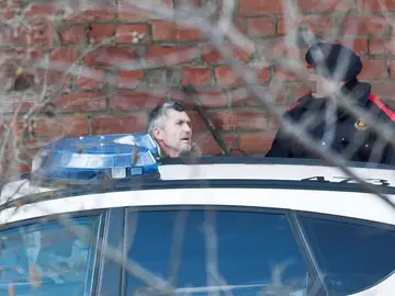 El presunto autor del doble homicidio de Susqueda, Jordi M., acompañado de los mosos d'esquadra. El presunto autor del doble homicidio de Susqueda, Jordi M., acompañado de los mosos d'esquadra.