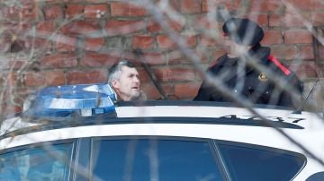 El presunto autor del doble homicidio de Susqueda, Jordi M., acompañado de los mosos d'esquadra.