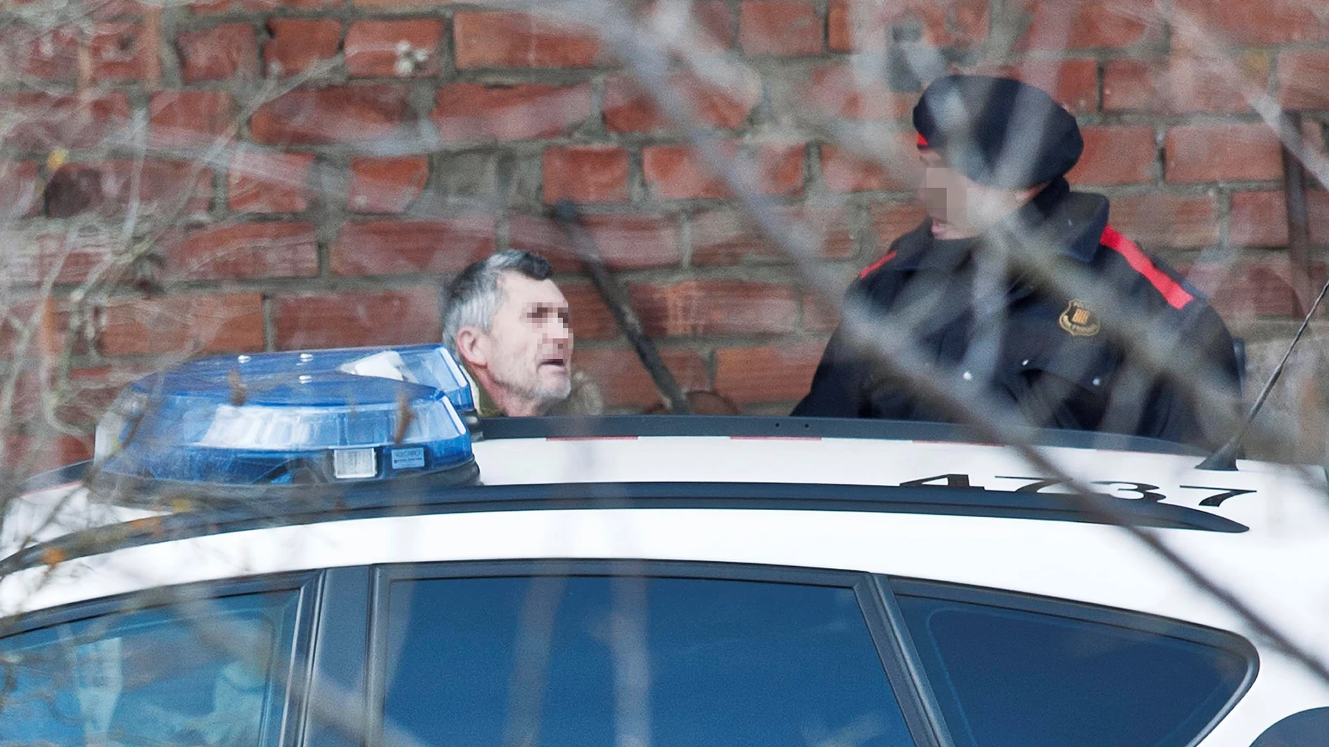 El presunto autor del doble homicidio de Susqueda, Jordi M., acompañado de los mosos d'esquadra. El presunto autor del doble homicidio de Susqueda, Jordi M., acompañado de los mosos d'esquadra.