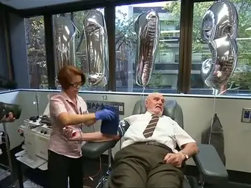 James Harrison, 'el hombre del brazo de oro', se jubila después de salvar la vida de más de 2,4 millones de bebés James Harrison, 'el hombre del brazo de oro', se jubila después de salvar la vida de más de 2,4 millones de bebés