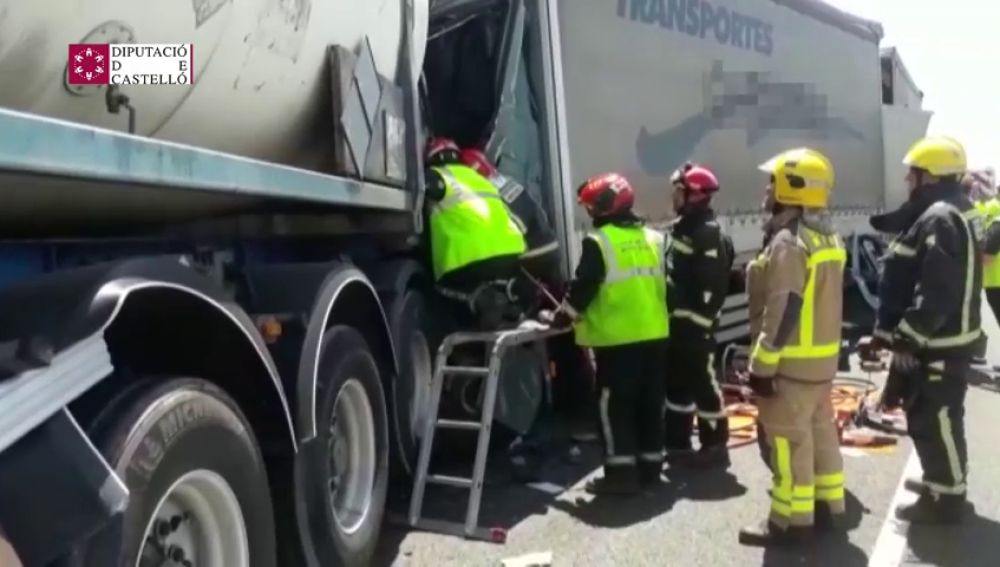 Un muerto en un accidente de tráfico con cuatro camiones implicados en Vinarós