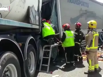 Un muerto en un accidente de tráfico con cuatro camiones implicados en Vinarós Un muerto en un accidente de tráfico con cuatro camiones implicados en Vinarós