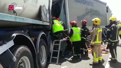 Un muerto en un accidente de tráfico con cuatro camiones implicados en Vinarós Un muerto en un accidente de tráfico con cuatro camiones implicados en Vinarós
