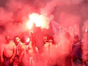 Radicales del Marsella encienden bengalas en el estadio de Lyon