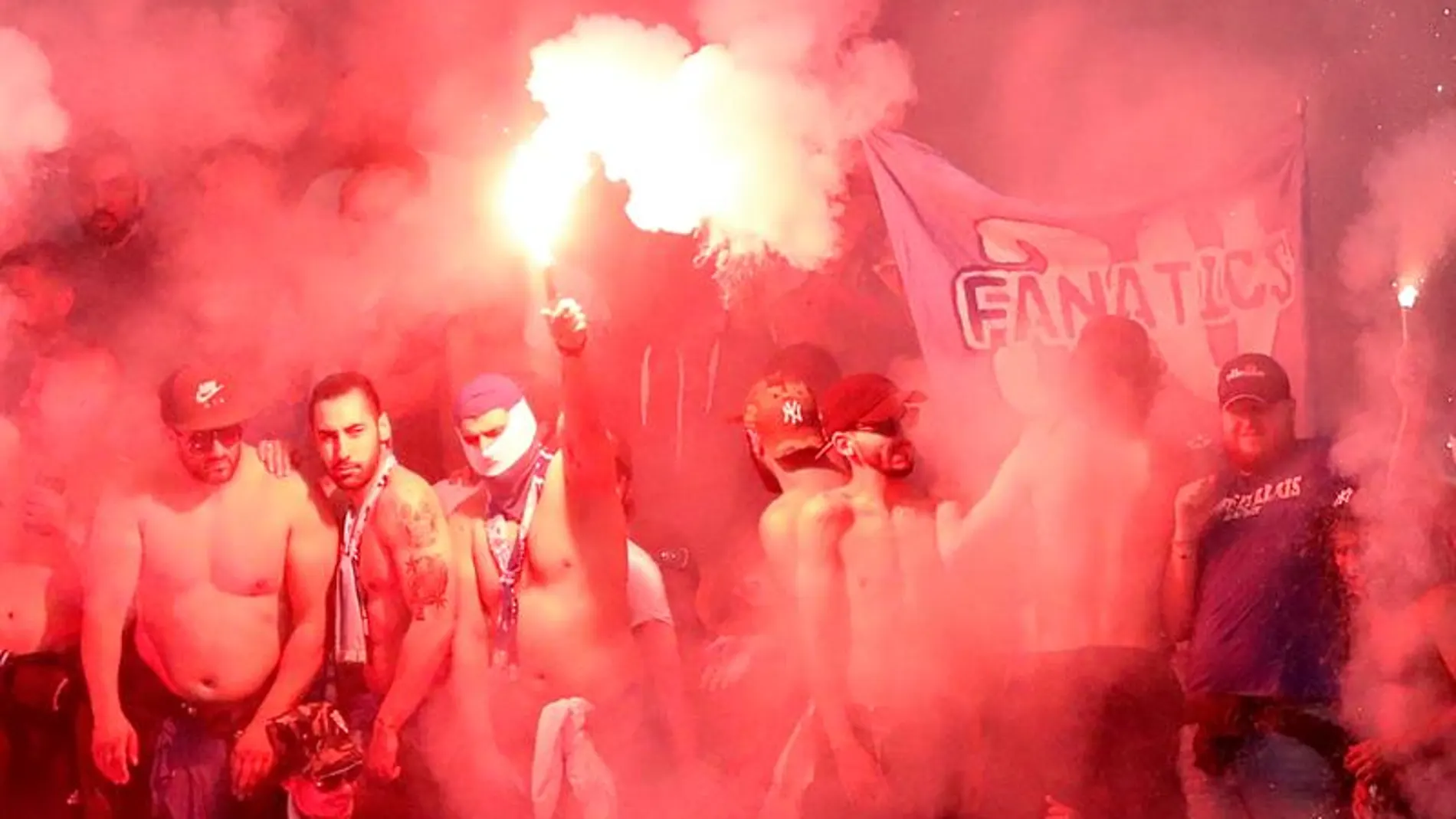 Radicales del Marsella encienden bengalas en el estadio de Lyon Radicales del Marsella encienden bengalas en el estadio de Lyon