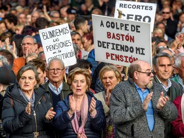 Pensionistas durante una manifestación en Bilbao Pensionistas durante una manifestación en Bilbao