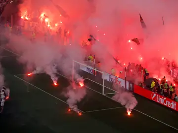 Bengalas en el fondo del Marsella en la final contra el Atlético de Madrid Bengalas en el fondo del Marsella en la final contra el Atlético de Madrid