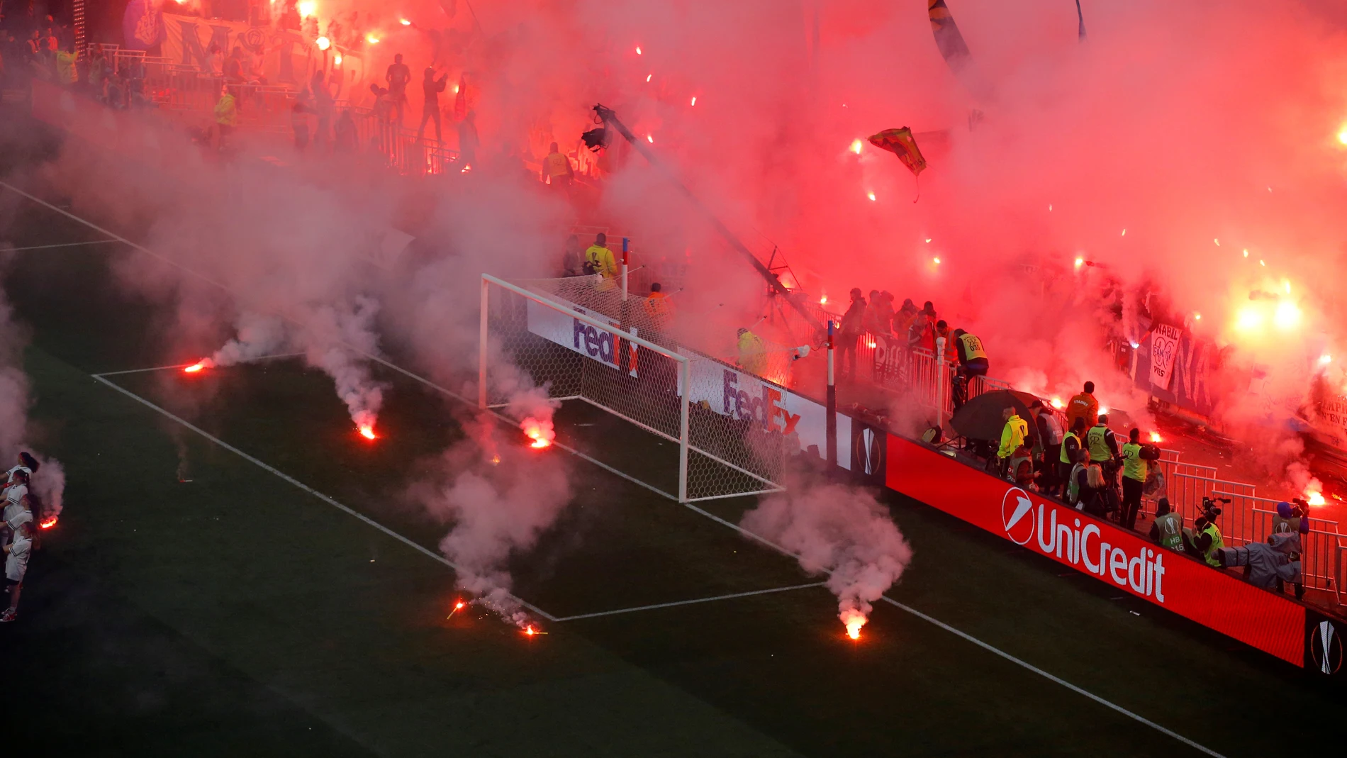 Bengalas en el fondo del Marsella en la final contra el Atlético de Madrid Bengalas en el fondo del Marsella en la final contra el Atlético de Madrid