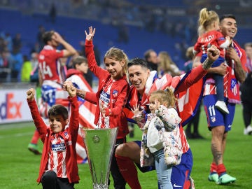 Torres, con sus hijos y el trofeo de la Europa League